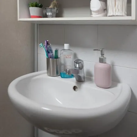 Hostnfly - Cosy Apt Near North And East Railway Stations Apartment